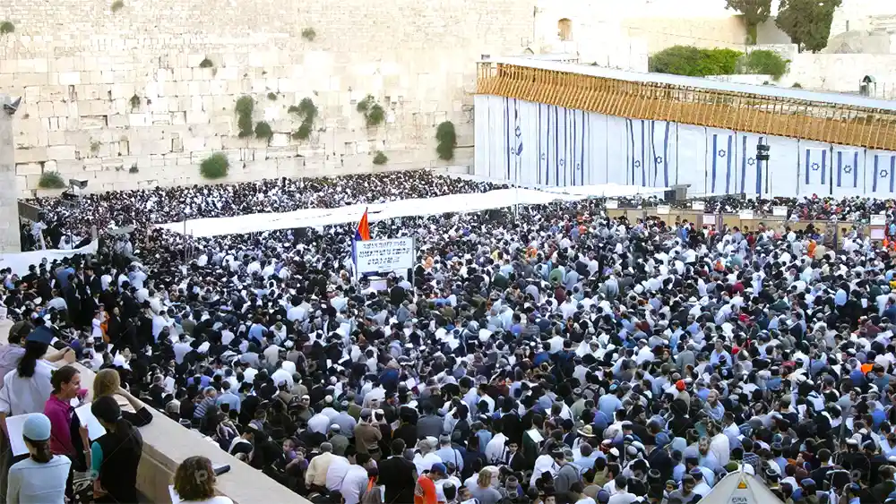 Il y a 20 ans, la catastrophe du désengagement du Goush Katif  : quand Habad organisa le plus grand rassemblement de l&rsquo;histoire au Kotel