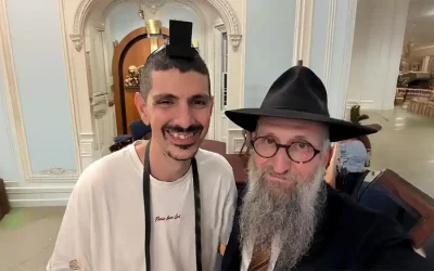 Un rescapé du Hamas bénit D.ieu dans une synagogue de Brooklyn