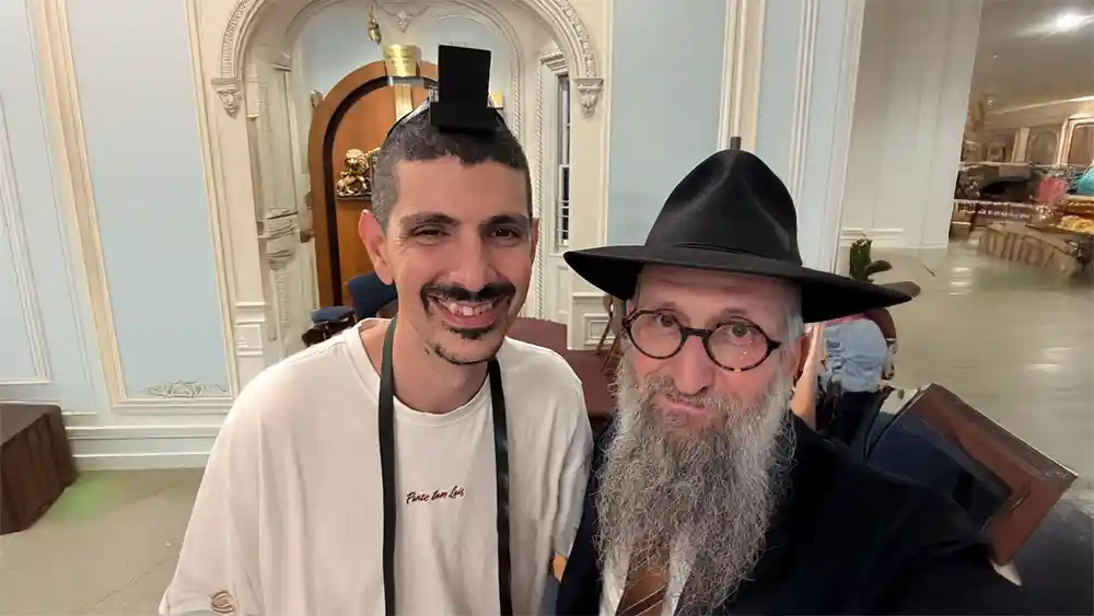 Un rescapé du Hamas bénit D.ieu dans une synagogue de Brooklyn