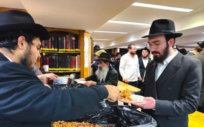 Rupture du jeûne de Tisha BeAv 5785 au cœur du 770 : un moment d&rsquo;unité après Maariv