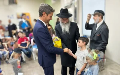 Gabriel Attal visite l’orphelinat Habad d’Odessa : « Un véritable cours de vie »