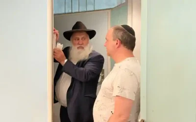 Allemagne : Le Rav Yaïr Lediov pose plus de 300 Mezouzot à Francfort lors d’une opération d’envergure