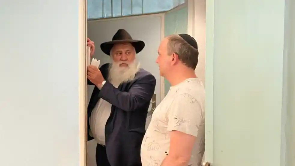 Allemagne : Le Rav Yaïr Lediov pose plus de 300 Mezouzot à Francfort lors d&rsquo;une opération d&rsquo;envergure