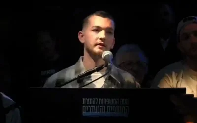 Un otage libéré appelle à une pose massive de Tefillines lors de sa première apparition publique