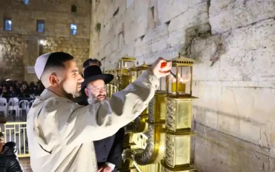 «Je boucle la boucle» : l&rsquo;ancien otage Segev Kalfon a allumé la première bougie de Hanouka au Kotel