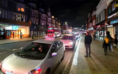 Les rues de Londres illuminées par la lumière de Hanoucca