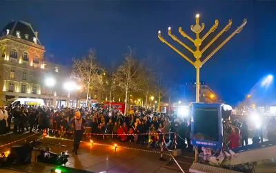 Hanouccah illumine la place de la République : une foule nombreuse célèbre la fête des Lumières à Paris
