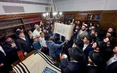Grande célébration à Kfar Habad : un nouveau Sefer Torah entre dans le sanctuaire de la Yechiva centrale