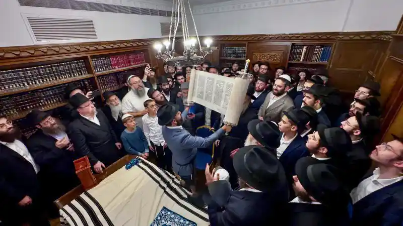Grande célébration à Kfar Habad : un nouveau Sefer Torah entre dans le sanctuaire de la Yechiva centrale