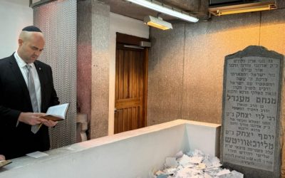 Le président de la Knesset Amir Ohana se recueille au Ohel du Rabbi dès son arrivée à New York
