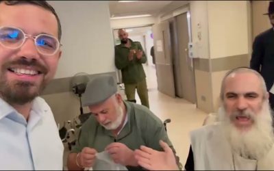 Le chanteur David Sitbon rend visite aux soldats blessés : une rencontre inspirante avec le Rav Liraz Zeira