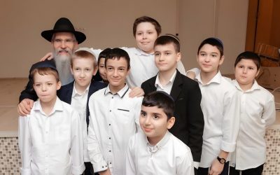 Avraham Fried en visite émouvante à l&rsquo;orphelinat juif de Moscou