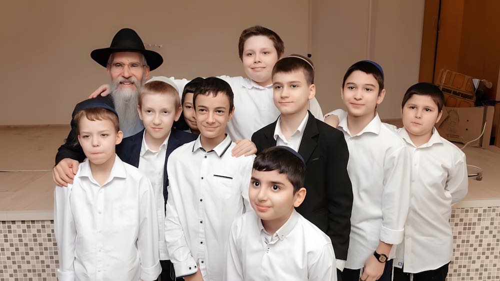 Avraham Fried en visite émouvante à l&rsquo;orphelinat juif de Moscou