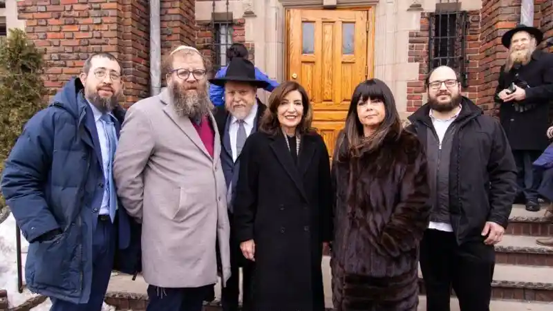 Attaque au véhicule-bélier contre le 770 : la gouverneure de New York se rend à Crown Heights en signe de solidarité