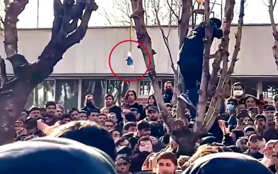 Méguilat Esther 2026 ? Des étudiants pendent à un arbre une marionnette représentant le Guide suprême Khamenei