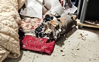 Un grand miracle à Lod : un éclat de missile iranien s&rsquo;écrase dans l&rsquo;appartement d&rsquo;une famille Habad