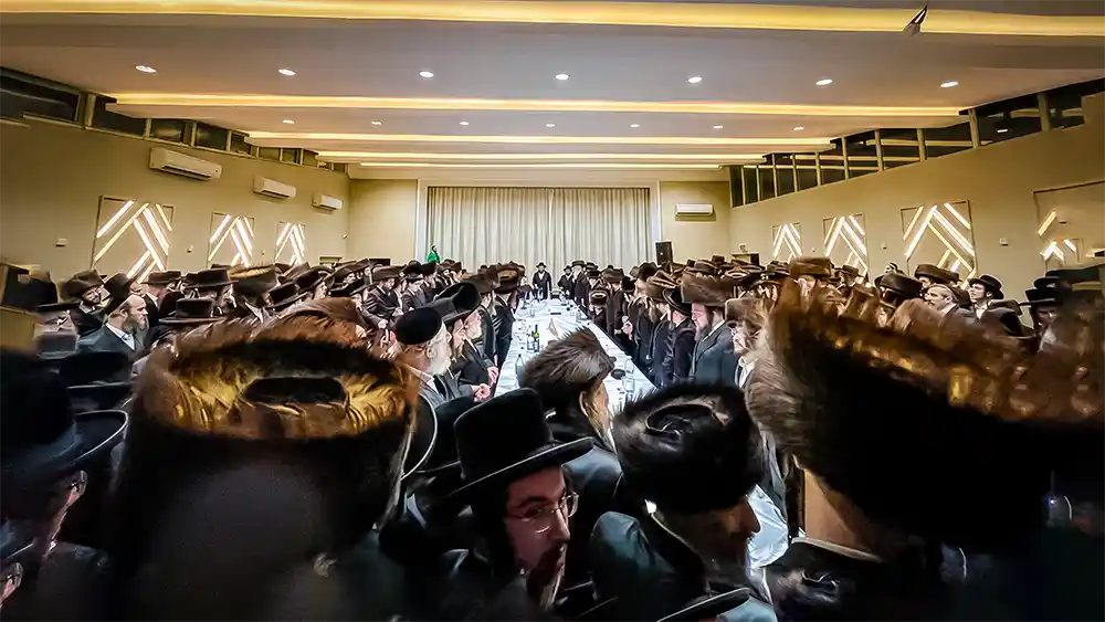 Habad en Grande Bretagne : Des centaines de Hassidim réunis à Londres pour un Séder Nigunim