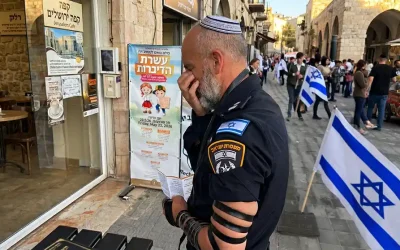 Marche des drapeaux à Jérusalem : Habad installe des stands de Mitsvot pour des milliers de participants