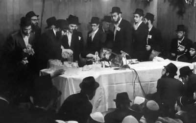 Des photos inédites d&rsquo;un Farbrenguen dans la Souccah du Rabbi en 1976