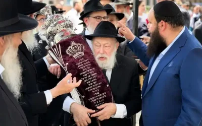 Une cérémonie inoubliable : un Sefer Torah entre dans la demeure du Rabbi et de la Rabbanit
