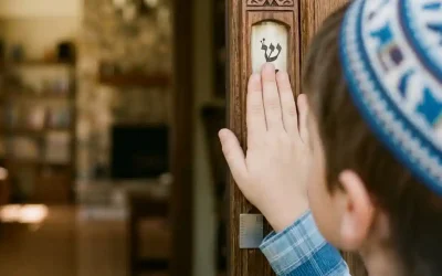 Le Roi qui monte la garde devant votre porte : le pouvoir miraculeux de la Mezouza