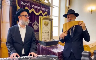 Le Nigoun Rostov réalisé par Yossef Brami, au piano, accompagné de Chemouel Rotsztein à la flûte de pan