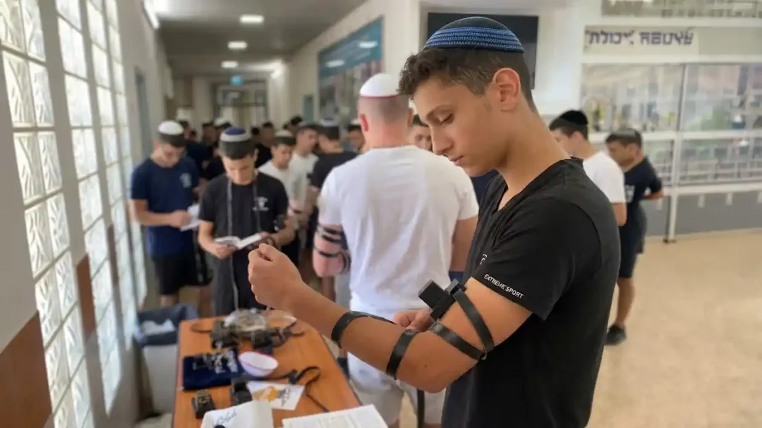 ISRAËL : directive garantissant aux élèves le droit de mettre les Tefilines dans les écoles publiques