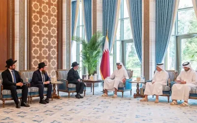 Au palais de Lusail, à Doha, l&rsquo;émir du Qatar reçoit une délégation de Rabbanim conduite par un Chalia&rsquo;h du Rabbi