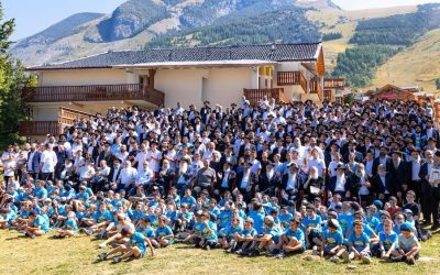 Les 2 Alpes : les trois photos de groupe qui immortalisent le séminaire européen 5786 du Beth Loubavitch