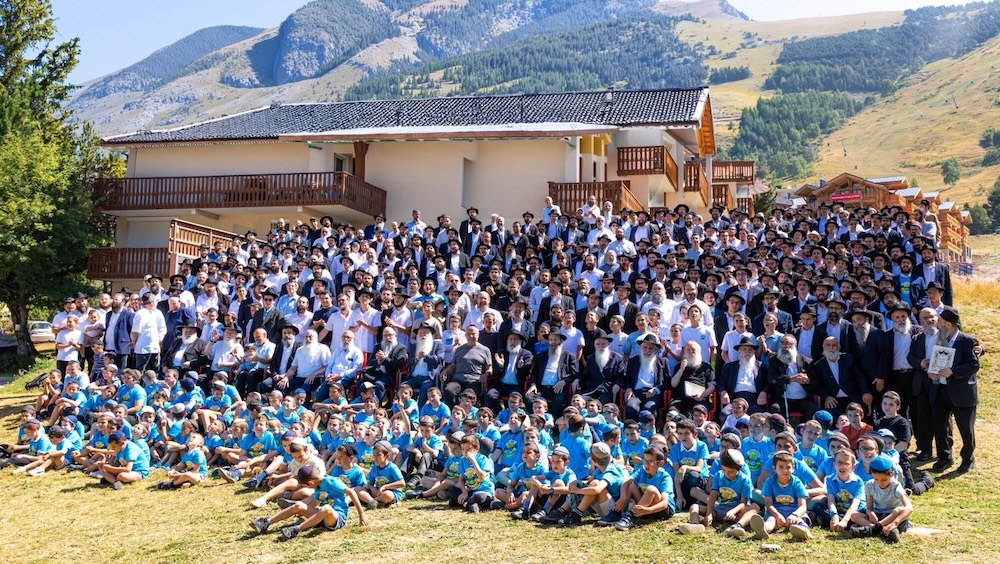 Les 2 Alpes : les trois photos de groupe qui immortalisent le séminaire européen 5786 du Beth Loubavitch