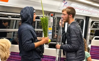 Regardez ! Un Loulav dans le métro, quand la lumière de la Mitsva de Souccot descend sous terre