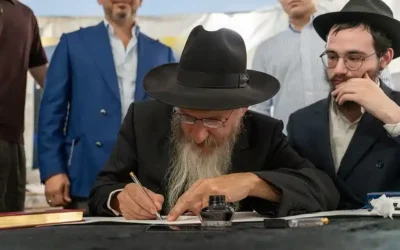 Kastroma : les murs de la synagogue rendent leurs secrets, un nouveau Sefer Torah s&rsquo;écrit près du Ohel