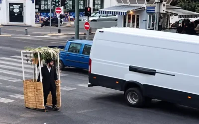 Regardez ! Insolite à Tel-Aviv : un Loubavitch en patins à roulettes, une mini-Souccah sur le dos pour apporter la Mitsva dans la rue