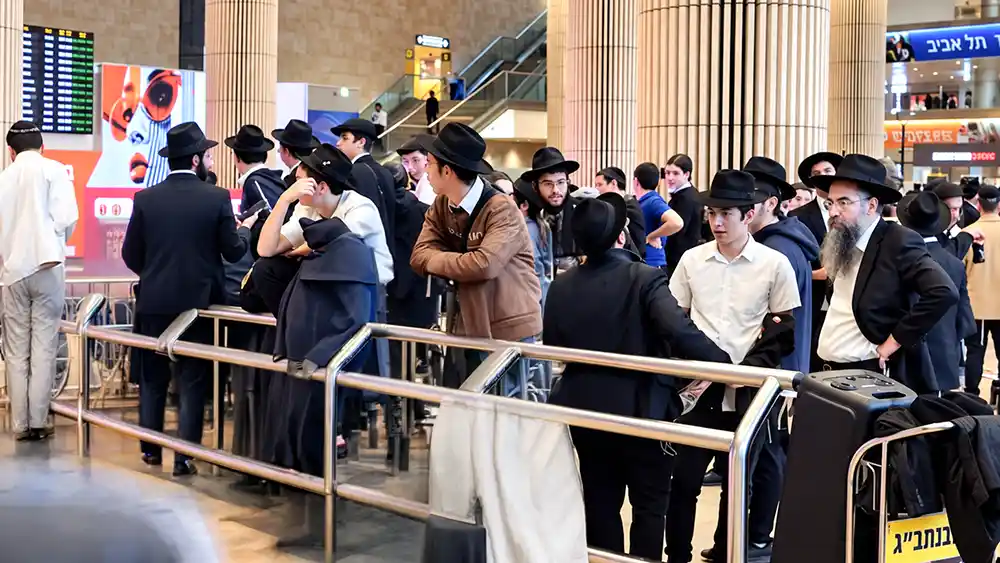 Drame à l&rsquo;aéroport Ben Gourion : cinquante Ba&rsquo;hourim Habad arrêtés à leur retour de New York