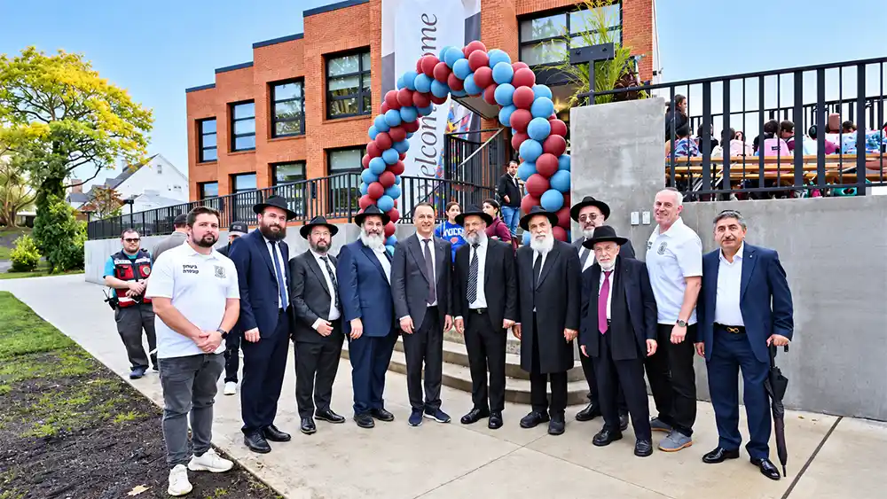 Une Mezouza géante et de hauts responsables gouvernementaux : inauguration d&rsquo;un immense bâtiment de l&rsquo;école à Queens