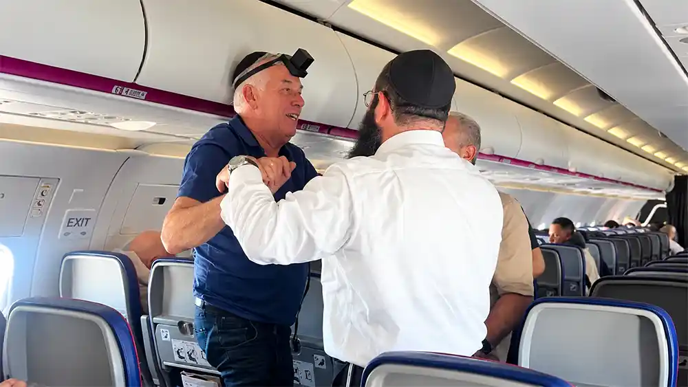 Bulgarie : en plein vol vers Israël, un homme de 75 ans met les Tefilines pour la première fois