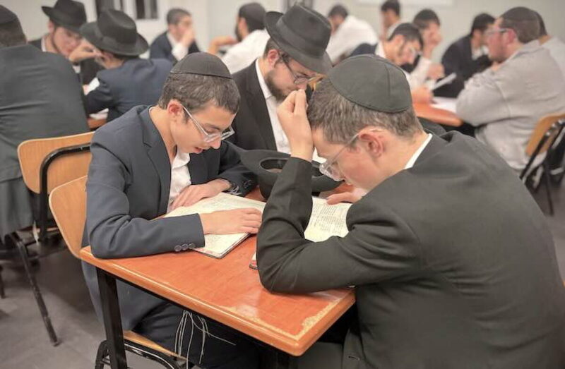De Paris au monde entier : des Ba'hourim de 7 Yéchivot étudient une Si'ha du Rabbi à la mémoire du Rav Chmouel Azimov