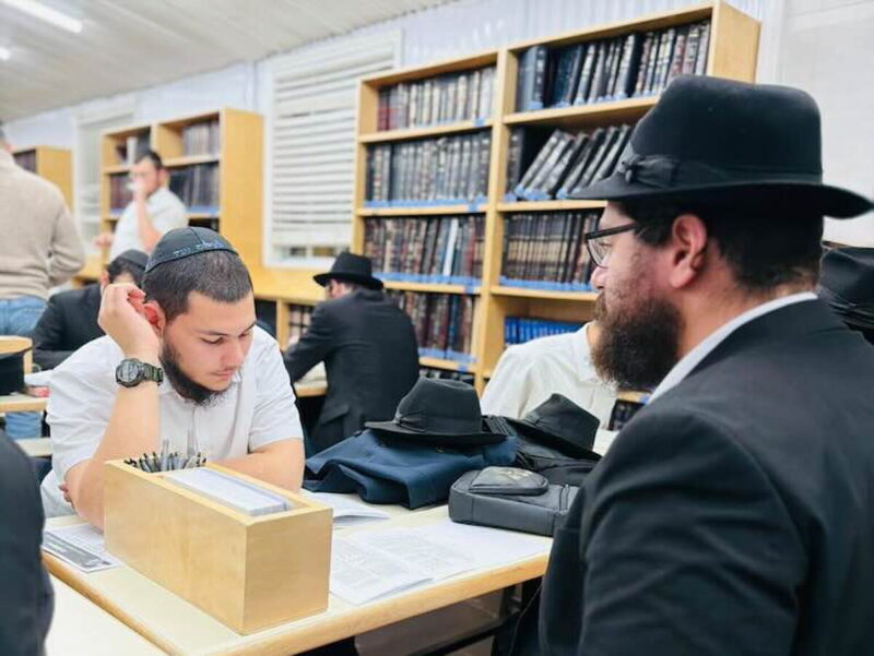 De Paris au monde entier : des Ba'hourim de 7 Yéchivot étudient une Si'ha du Rabbi à la mémoire du Rav Chmouel Azimov