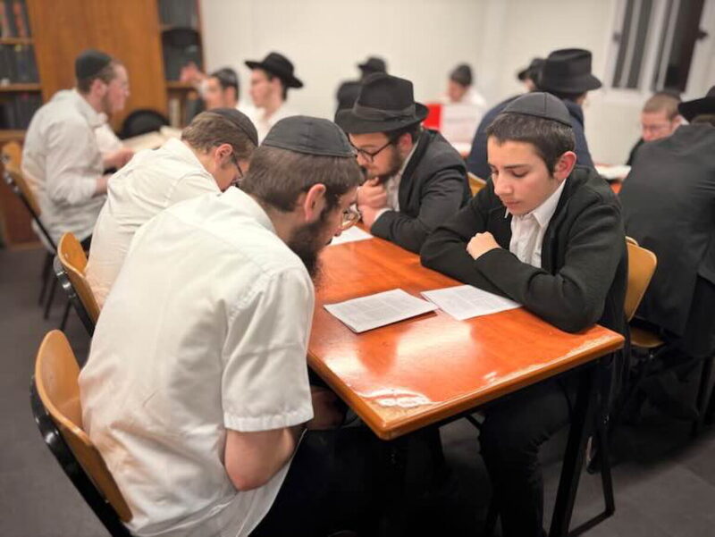 De Paris au monde entier : des Ba'hourim de 7 Yéchivot étudient une Si'ha du Rabbi à la mémoire du Rav Chmouel Azimov