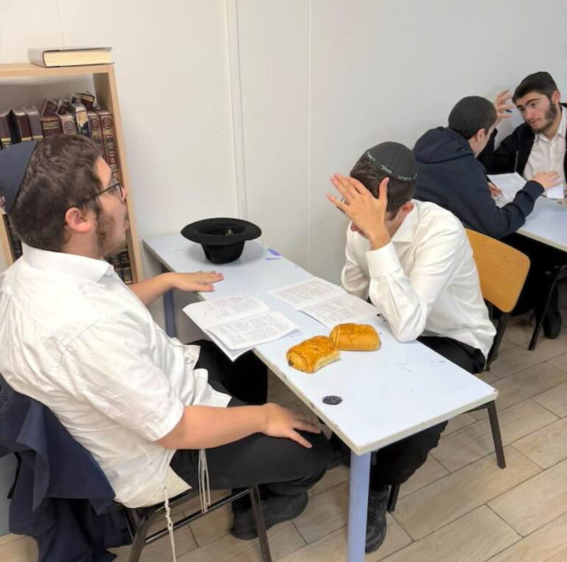 De Paris au monde entier : des Ba'hourim de 7 Yéchivot étudient une Si'ha du Rabbi à la mémoire du Rav Chmouel Azimov