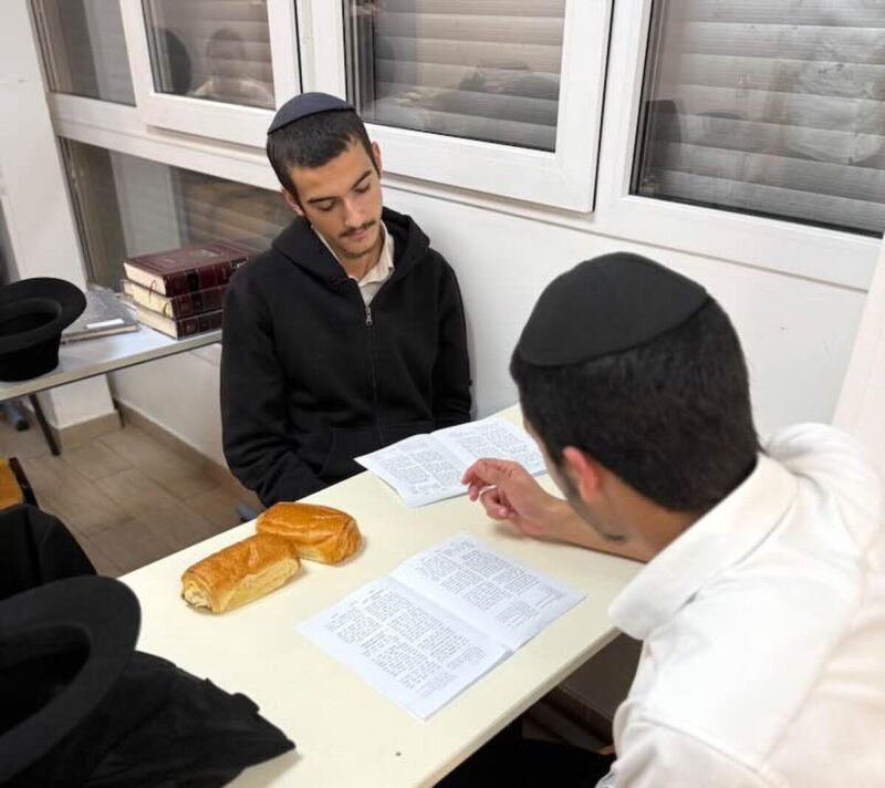 De Paris au monde entier : des Ba'hourim de 7 Yéchivot étudient une Si'ha du Rabbi à la mémoire du Rav Chmouel Azimov