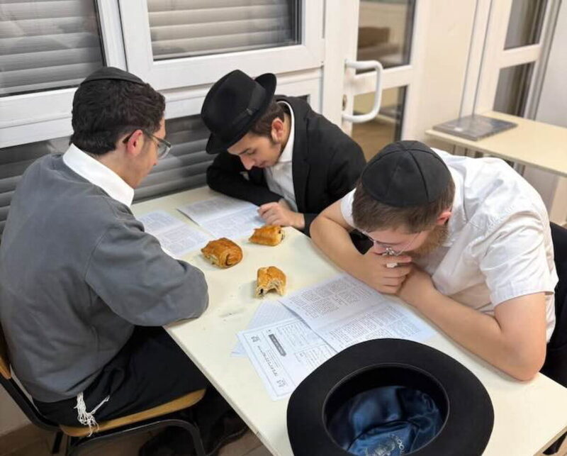 De Paris au monde entier : des Ba'hourim de 7 Yéchivot étudient une Si'ha du Rabbi à la mémoire du Rav Chmouel Azimov