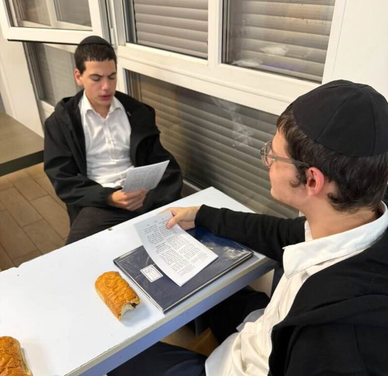 De Paris au monde entier : des Ba'hourim de 7 Yéchivot étudient une Si'ha du Rabbi à la mémoire du Rav Chmouel Azimov