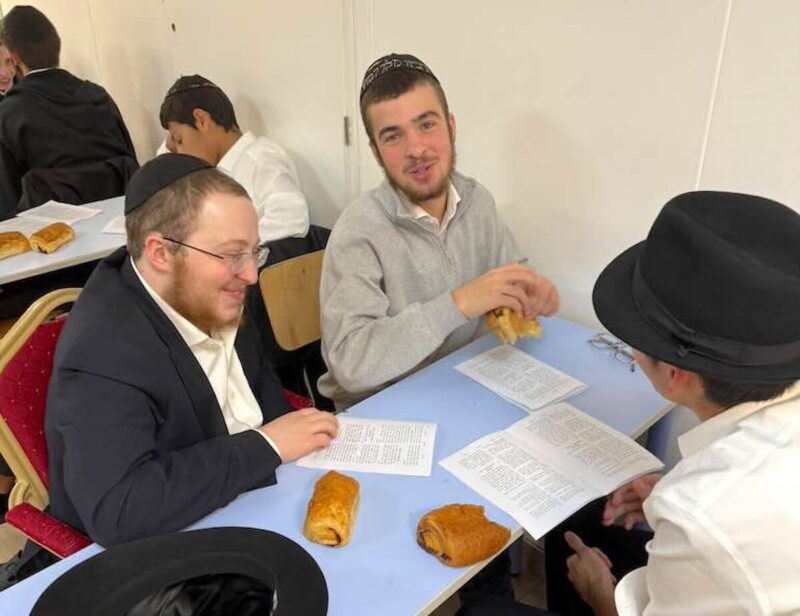 De Paris au monde entier : des Ba'hourim de 7 Yéchivot étudient une Si'ha du Rabbi à la mémoire du Rav Chmouel Azimov
