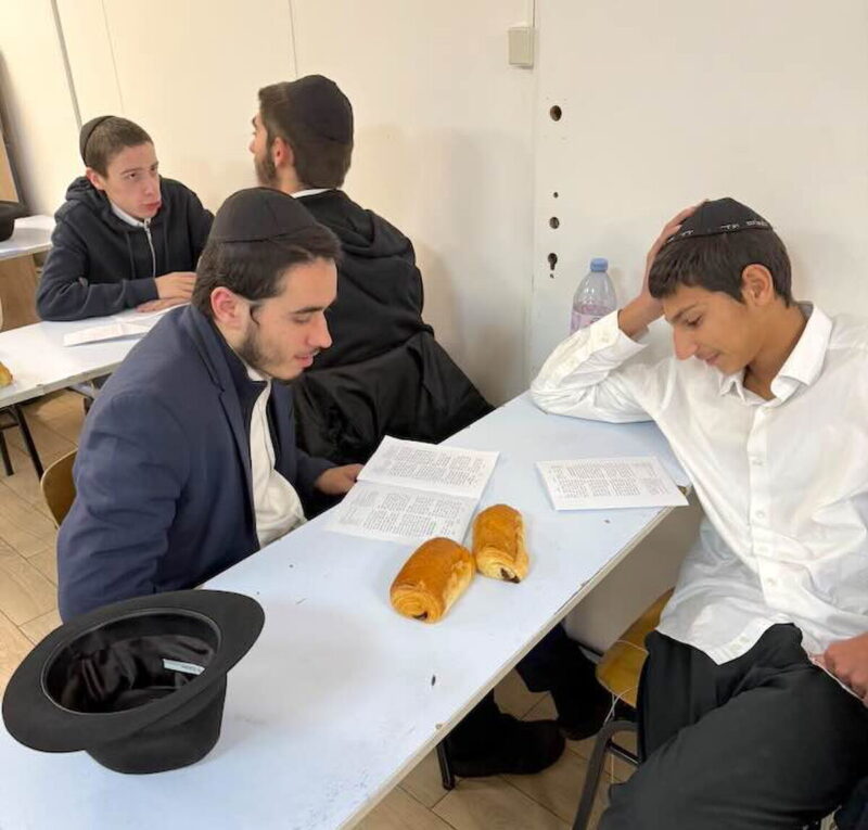 De Paris au monde entier : des Ba'hourim de 7 Yéchivot étudient une Si'ha du Rabbi à la mémoire du Rav Chmouel Azimov