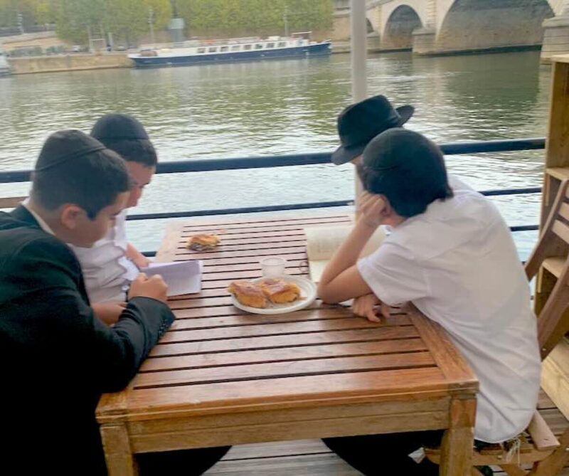 De Paris au monde entier : des Ba'hourim de 7 Yéchivot étudient une Si'ha du Rabbi à la mémoire du Rav Chmouel Azimov
