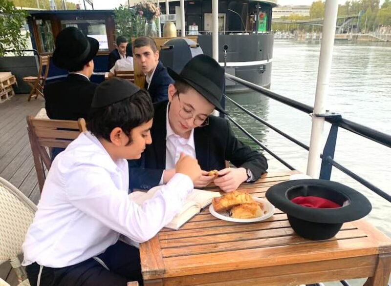 De Paris au monde entier : des Ba'hourim de 7 Yéchivot étudient une Si'ha du Rabbi à la mémoire du Rav Chmouel Azimov
