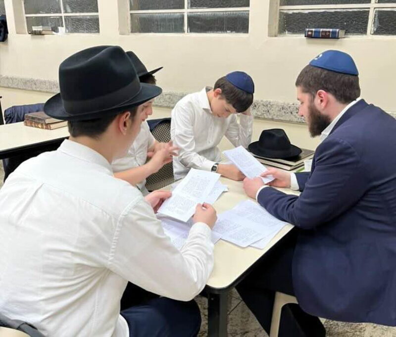De Paris au monde entier : des Ba'hourim de 7 Yéchivot étudient une Si'ha du Rabbi à la mémoire du Rav Chmouel Azimov