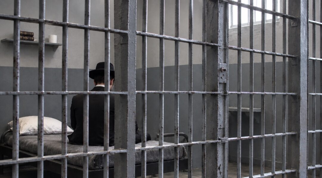 "Aidez-moi à faire libérer mon fils" : le cri déchirant d'un père Habad dont le fils est emprisonné pour avoir étudié la Torah