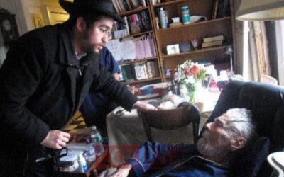 L'homme le plus âgé d'Amérique met les Téfilines pour la première fois